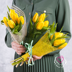 Купить Букет 5 жёлтых тюльпанов в сетке в Санкт-Петербурге с бесплатной доставкой: цена, фото, описание