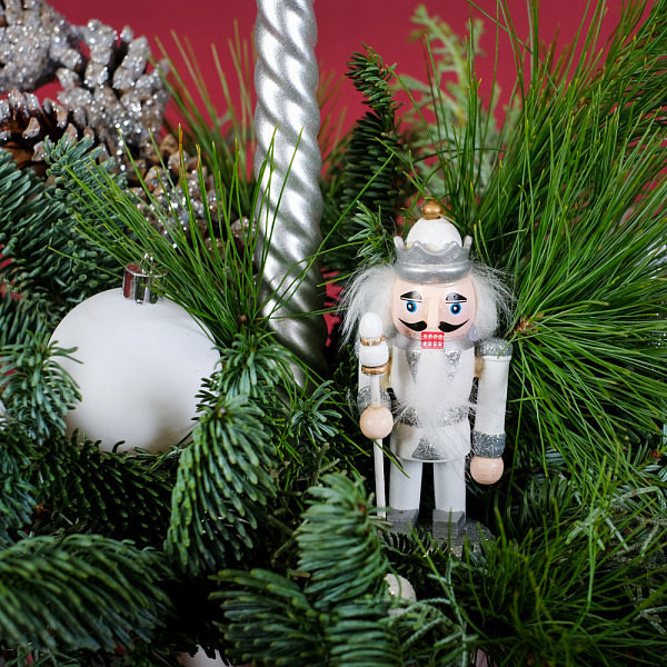 Купить Композиция со свечой «Щелкунчик» в  с бесплатной доставкой: цена, фото, описание