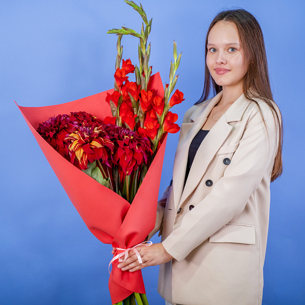 Купить Букет из гладиолусов и георгинов в  с бесплатной доставкой: цена, фото, описание