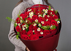 Купить Букет из красных роз и ромашек в  с бесплатной доставкой: цена, фото, описание