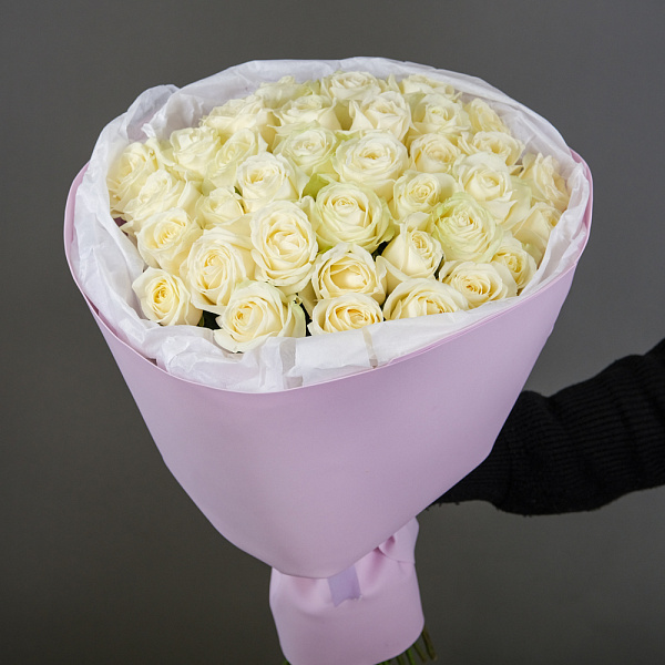 Купить Букет из 35 белых роз 60 см (Россия) в упаковке в  с бесплатной доставкой: цена, фото, описание