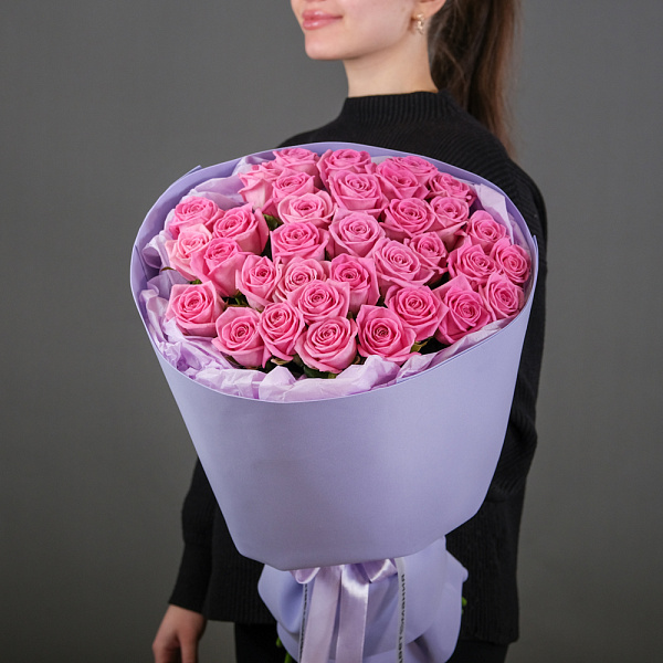 Купить Букет из 35 розовых роз 60 см (Россия) в упаковке в  с бесплатной доставкой: цена, фото, описание