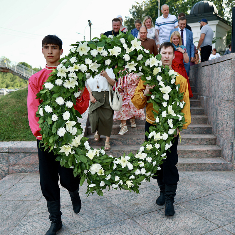 Венок из живых цветов