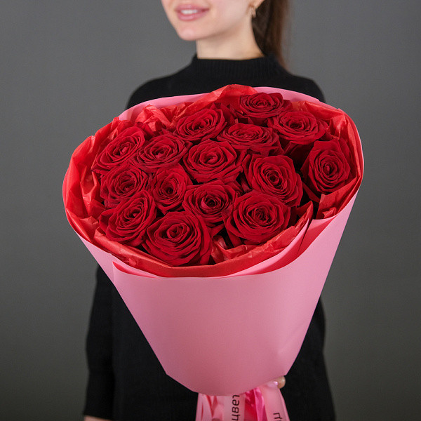 Купить Букет из 15 красных роз 60 см (Россия) в упаковке в  с бесплатной доставкой: цена, фото, описание