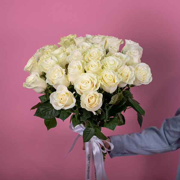 Купить Букет из 35 белых роз 50 см (Эквадор) под ленту в  с бесплатной доставкой: цена, фото, описание