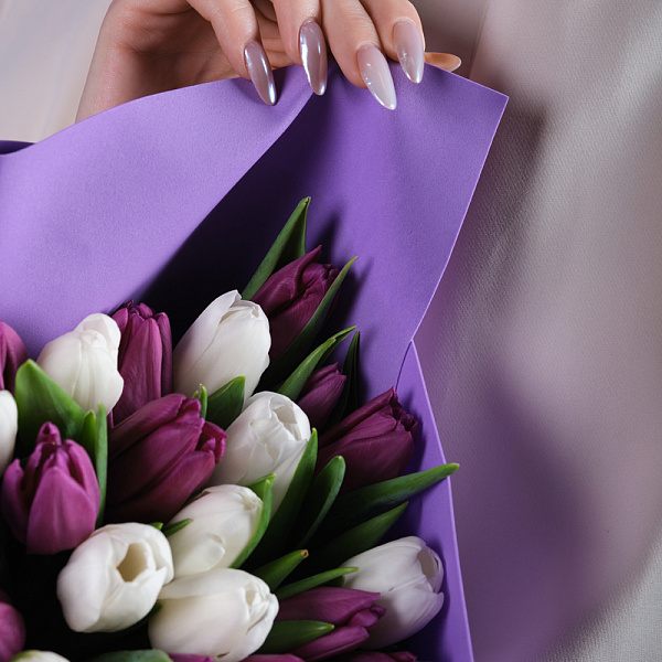Купить Букет 25 микс белых и фиолетовых тюльпанов в  с бесплатной доставкой: цена, фото, описание