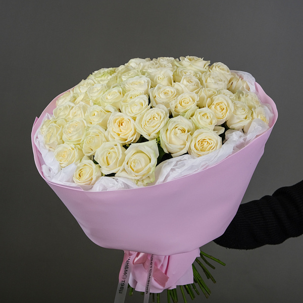Купить Букет из 51 белой розы 60 см (Россия) в упаковке в  с бесплатной доставкой: цена, фото, описание