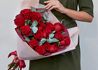 Купить Букет «Грация» из красных роз и веток эвкалипта в  с бесплатной доставкой: цена, фото, описание