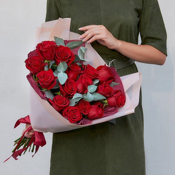 Купить Букет «Грация» из красных роз и веток эвкалипта в  с бесплатной доставкой: цена, фото, описание