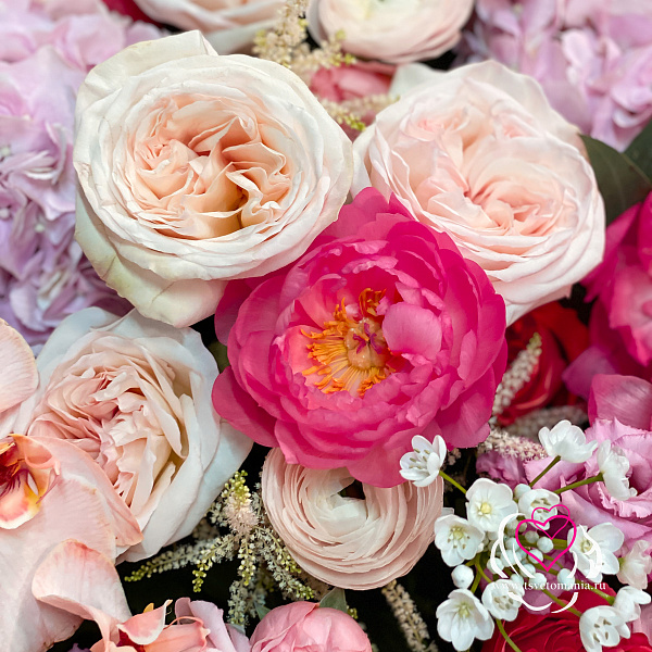 Купить Корзина «Необъятные чувства» в  с бесплатной доставкой: цена, фото, описание