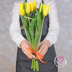 Купить Букет 7 жёлтых тюльпанов в плёнке в Санкт-Петербурге с бесплатной доставкой: цена, фото, описание