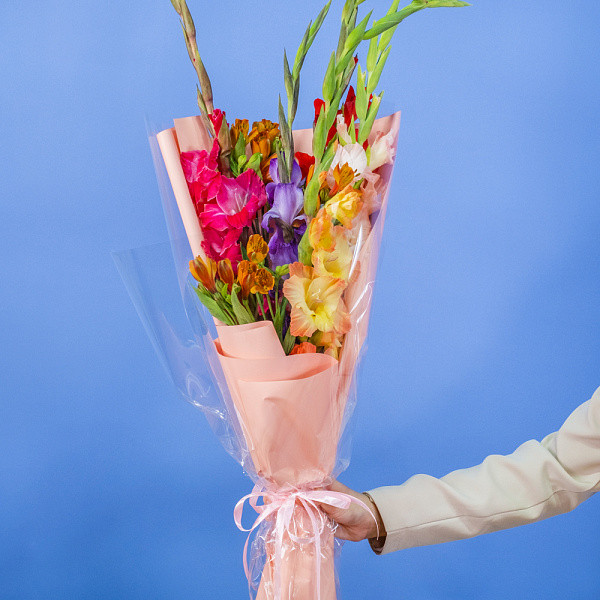 Купить Букет из 7 гладиолусов микс с альстромерией в  с бесплатной доставкой: цена, фото, описание