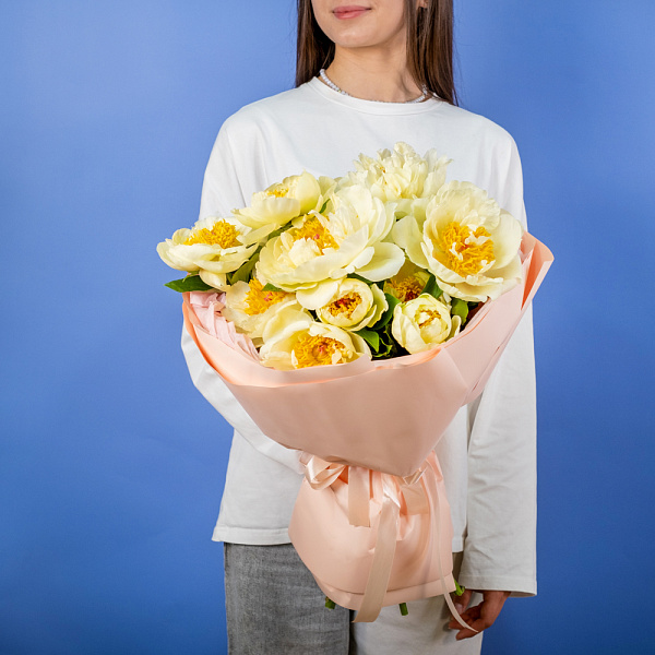 Купить Букет из 15 лимонных пионов (Премиум) в  с бесплатной доставкой: цена, фото, описание