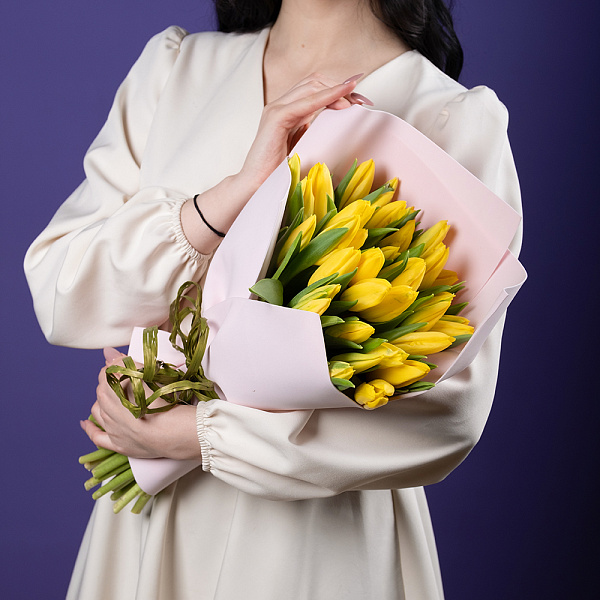 Купить Букет из 35 жёлтых тюльпанов в  с бесплатной доставкой: цена, фото, описание