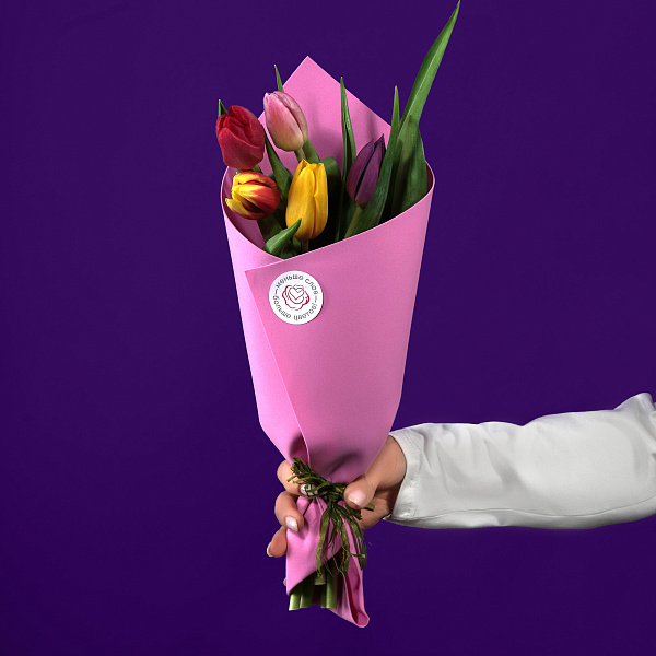 Купить Букет 5 тюльпанов микс в упаковке в  с бесплатной доставкой: цена, фото, описание