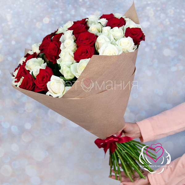 Купить Букет из 51 белой и красной розы 60 см (Россия) в упаковке в  с бесплатной доставкой: цена, фото, описание