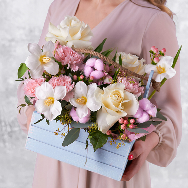 Купить Композиция в деревянном ящике «Воздушный зефир» в  с бесплатной доставкой: цена, фото, описание