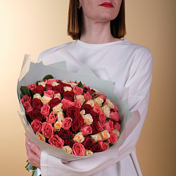 Купить 101 кенийская роза микс в Санкт-Петербурге с бесплатной доставкой: цена, фото, описание