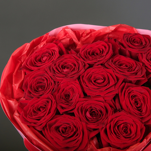 Купить Букет из 15 красных роз 60 см (Россия) в упаковке в  с бесплатной доставкой: цена, фото, описание