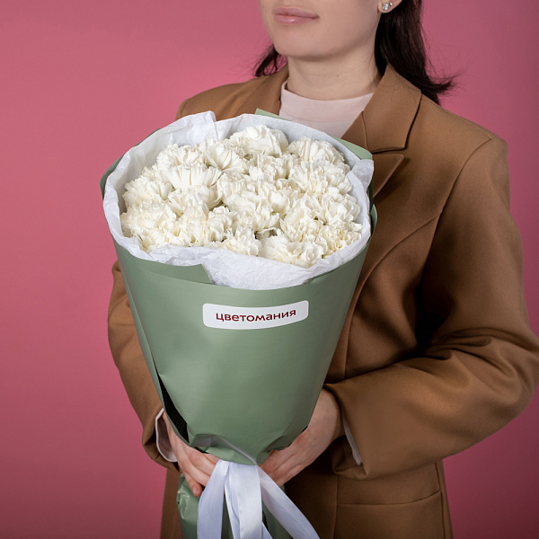 Купить Букет из 15 белых гвоздик в упаковке в  с бесплатной доставкой: цена, фото, описание