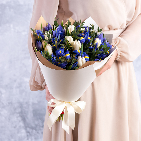 Купить Букет «Ирисы в снегу» из ирисов и тюльпанов в  с бесплатной доставкой: цена, фото, описание