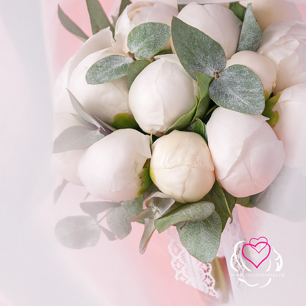 Купить Букет невесты из белых пионов с эвкалиптом в  с бесплатной доставкой: цена, фото, описание