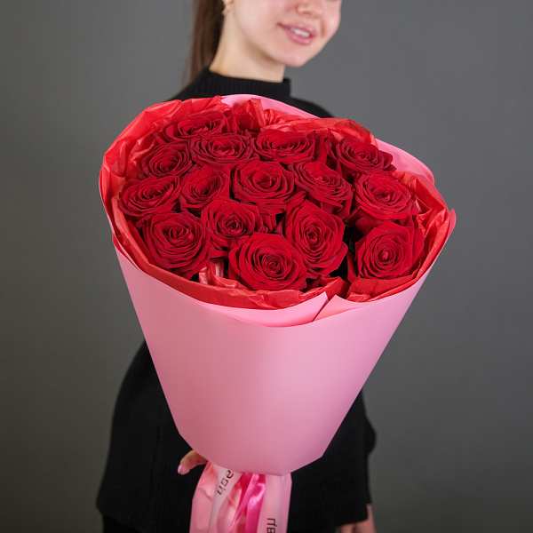 Купить Букет из 15 красных роз 60 см (Россия) в упаковке в  с бесплатной доставкой: цена, фото, описание