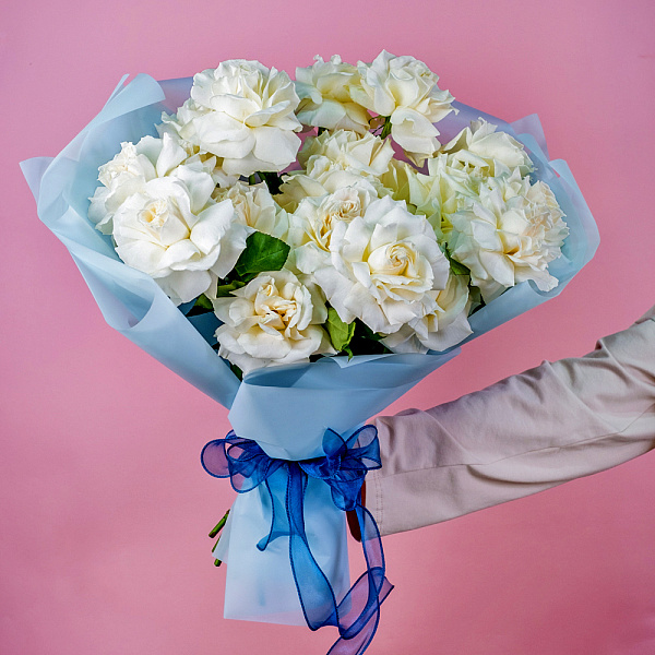 Купить Букет из 25 белых французских роз в  с бесплатной доставкой: цена, фото, описание