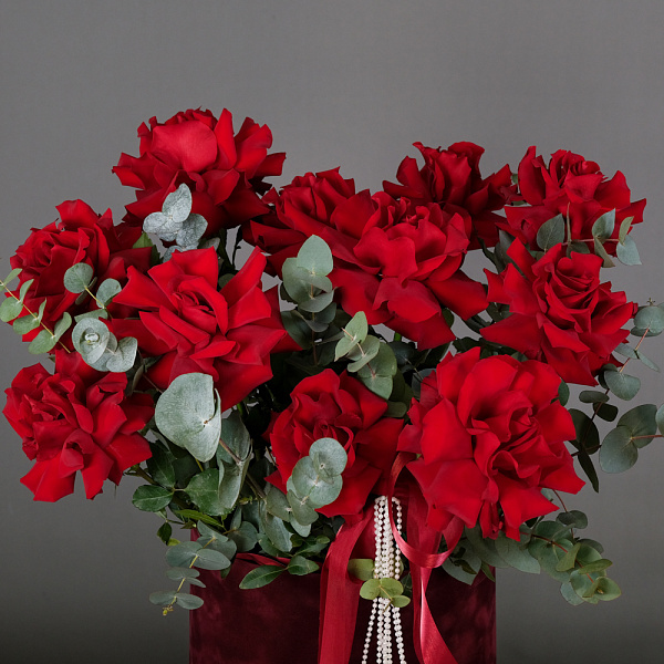 Купить Композиция в шляпной коробке «Роскошь» М в  с бесплатной доставкой: цена, фото, описание