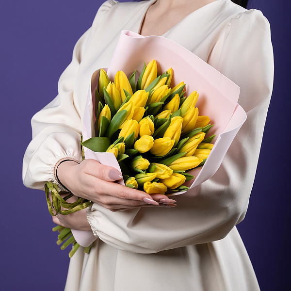 Купить Букет из 35 жёлтых тюльпанов в  с бесплатной доставкой: цена, фото, описание