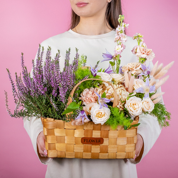 Купить Композиция в корзине «Сказочная история» в  с бесплатной доставкой: цена, фото, описание