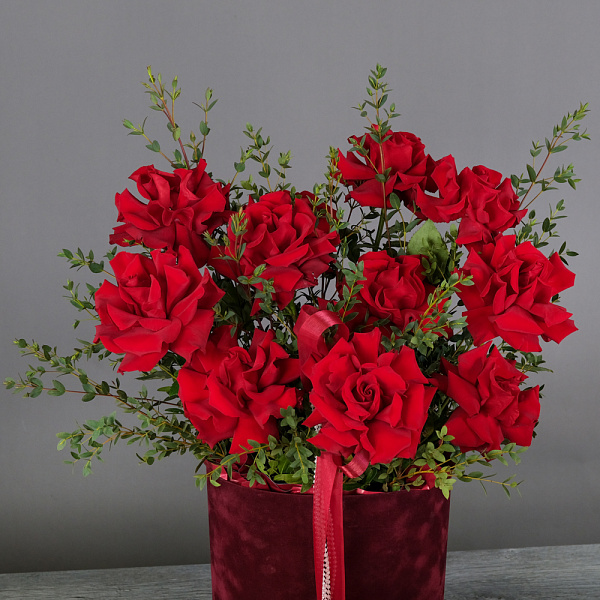 Купить Композиция в шляпной коробке «Роскошь» S в  с бесплатной доставкой: цена, фото, описание