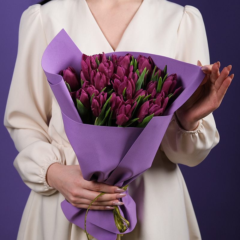 Букет 25 фиолетовых тюльпанов