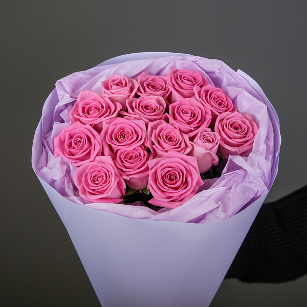 Купить Букет из 15 розовых роз 60 см (Россия) в упаковке в  с бесплатной доставкой: цена, фото, описание
