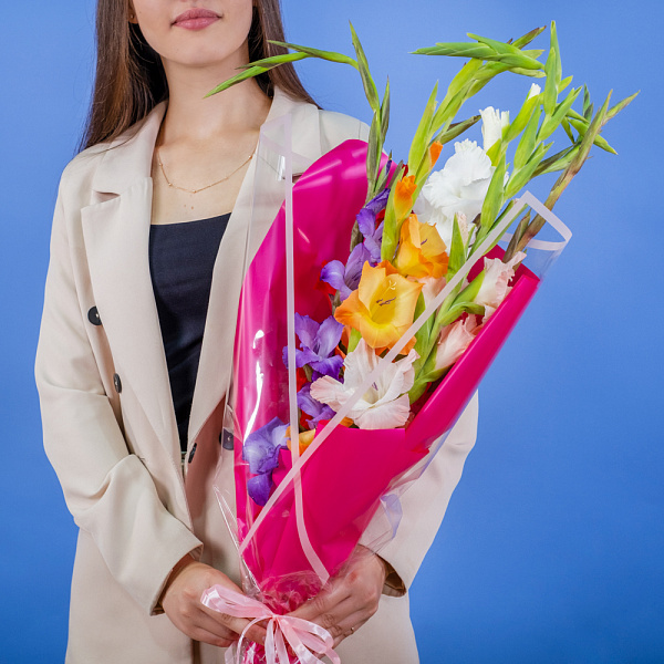 Купить Букет из 7 гладиолусов микс в упаковке в  с бесплатной доставкой: цена, фото, описание