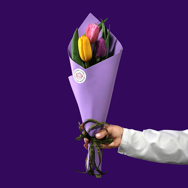 Купить Букет 3 тюльпана микс в упаковке в  с бесплатной доставкой: цена, фото, описание