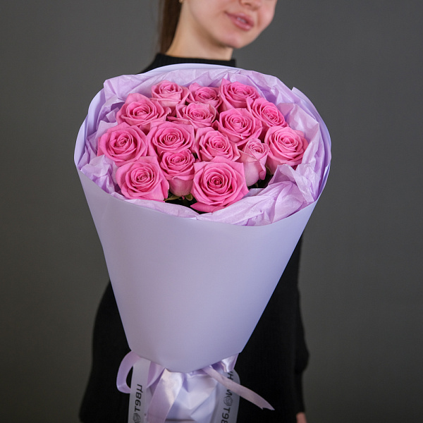 Купить Букет из 15 розовых роз 60 см (Россия) в упаковке в  с бесплатной доставкой: цена, фото, описание