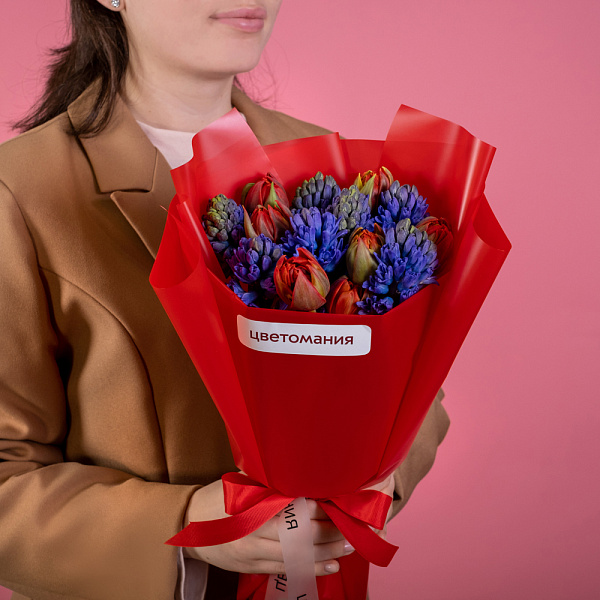 Купить Букет из красных тюльпанов и синих гиацинтов в  с бесплатной доставкой: цена, фото, описание