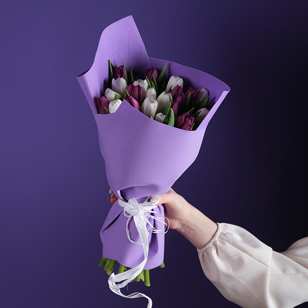 Купить Букет 25 микс белых и фиолетовых тюльпанов в  с бесплатной доставкой: цена, фото, описание