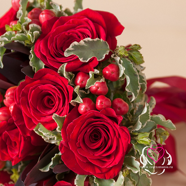 Купить Букет невесты из красных роз и гиперикума в  с бесплатной доставкой: цена, фото, описание