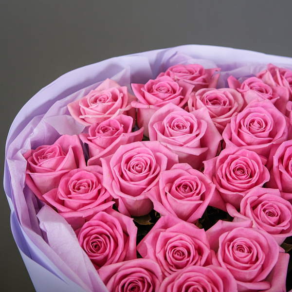 Купить Букет из 25 розовых роз 60 см (Россия) в упаковке в  с бесплатной доставкой: цена, фото, описание
