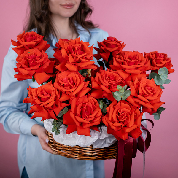 Купить Корзина 15 алых французских роз с эвкалиптом в  с бесплатной доставкой: цена, фото, описание