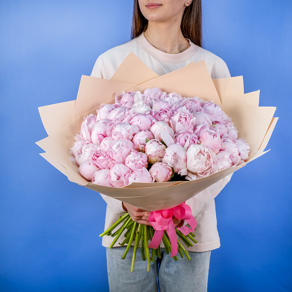Купить Букет из 50 розовых пионов (Премиум) в  с бесплатной доставкой: цена, фото, описание