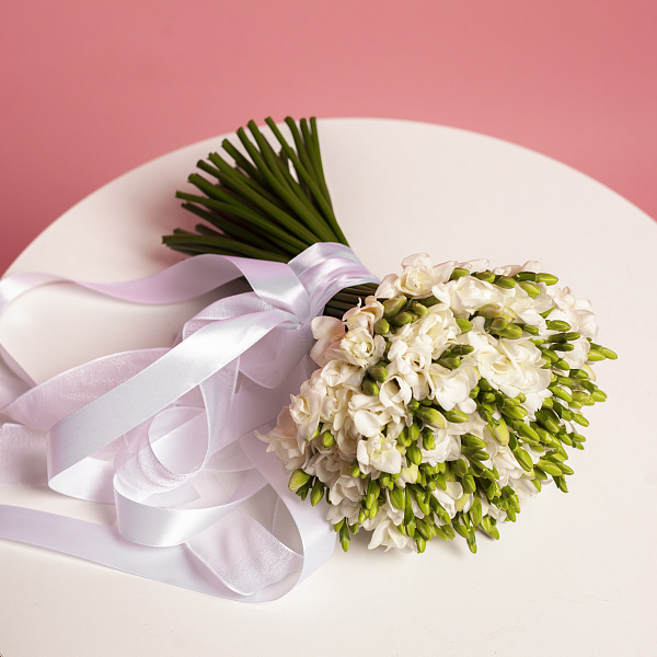 Купить Букет невесты из белой фрезии в  с бесплатной доставкой: цена, фото, описание