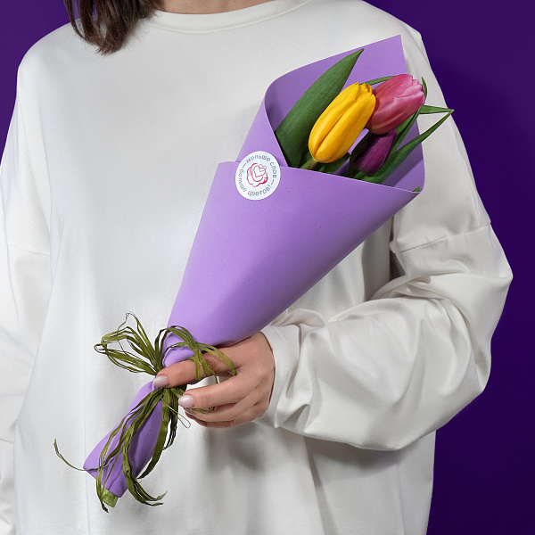 Купить Букет 3 тюльпана микс в упаковке в  с бесплатной доставкой: цена, фото, описание