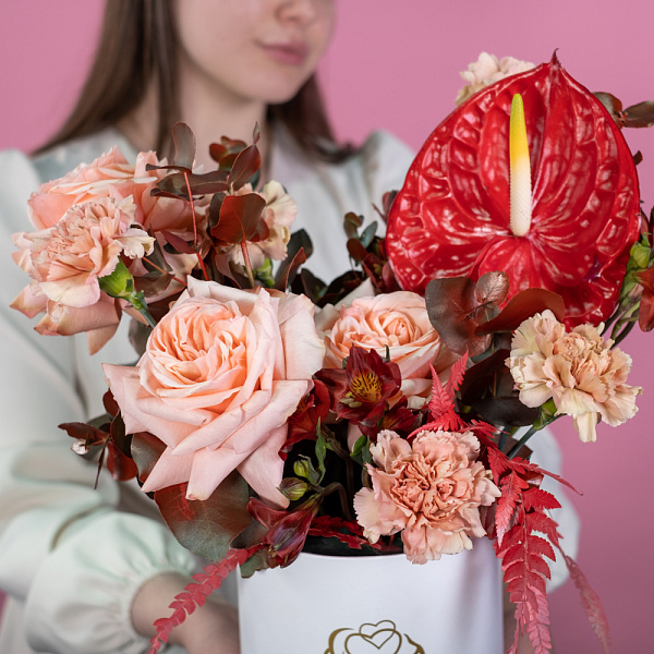 Купить Композиция в шляпной коробке «Каприз» в  с бесплатной доставкой: цена, фото, описание