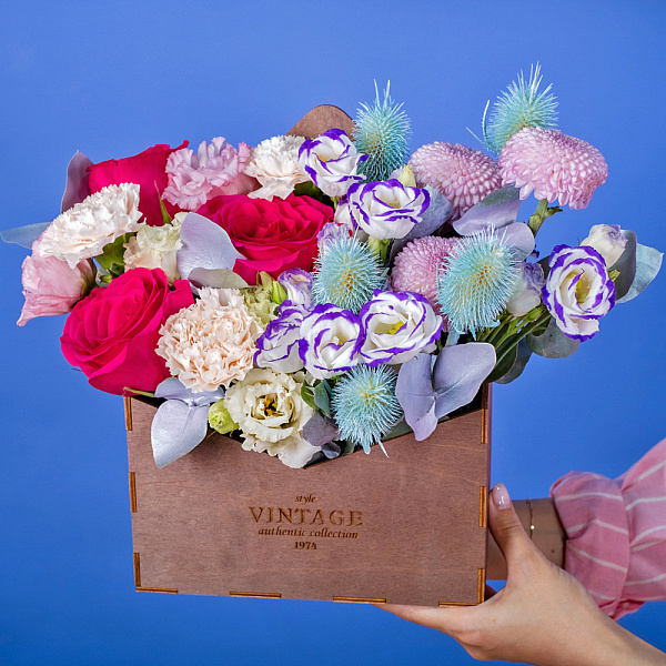 Купить Композиция в деревянном ящике «Магия цветов» в  с бесплатной доставкой: цена, фото, описание