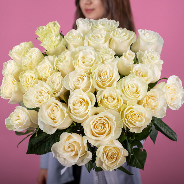 Купить Букет из 35 белых роз 50 см (Эквадор) под ленту в  с бесплатной доставкой: цена, фото, описание