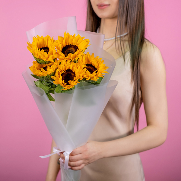 Купить Букет из 5 подсолнухов в  с бесплатной доставкой: цена, фото, описание
