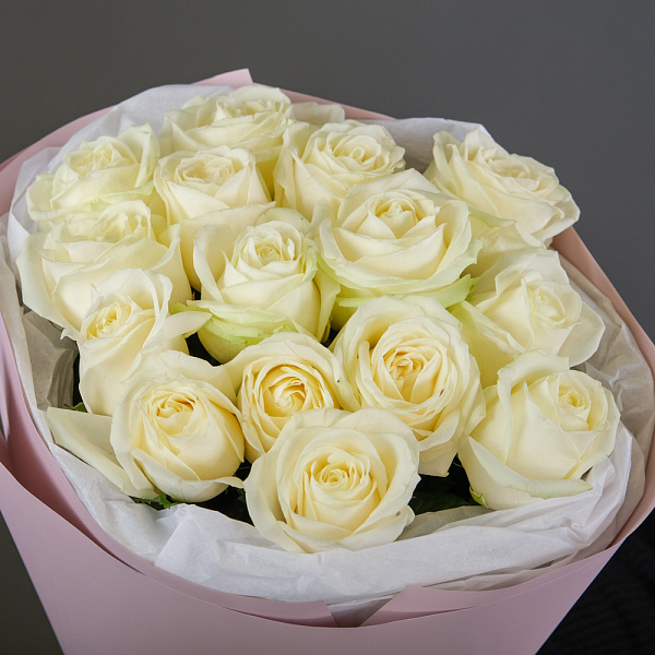 Купить Букет из 15 белых роз 60 см (Россия) в упаковке в  с бесплатной доставкой: цена, фото, описание